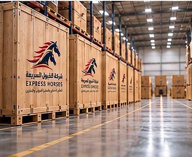 صناديق خشبية بهوية الخيول السريعة مصفوفة داخل مستودع